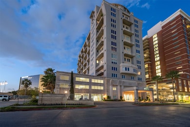 Luxurious living at 2520 Robinhood, ideally situated in the heart of Rice Village. It shadows both the luxury areas of West University and Southampton and an easy jaunt over to Texas Medical and Museum districts.