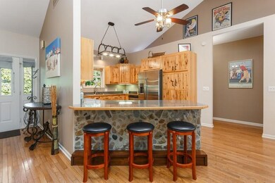 05_14440MapleDr_5_Kitchen_LowRes