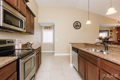 4530 N Thornhill Dr, Peoria, IL 61615 - photo 7