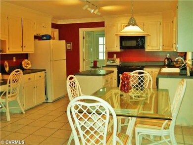 Kitchen - Huge eat in kitchen with island, bay win