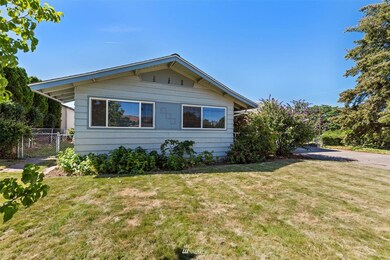 1520 5th St NE, East Wenatchee, WA 98802 - photo 2