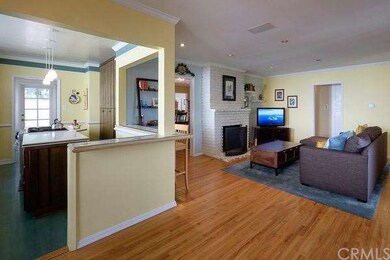 Light and bright living spaces in the lower Hollyw