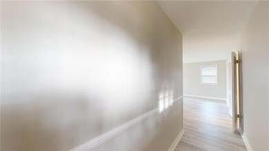 Entry/Foyer w/ coat closet