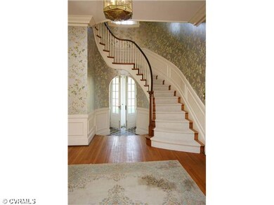 Foyer - Curving staircase in entrance hallway