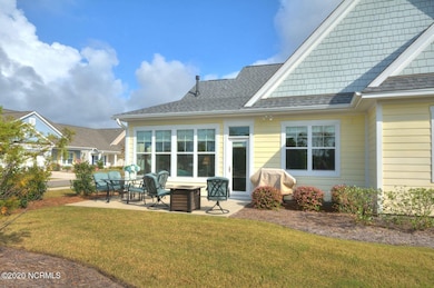 3215 Bay Winds back yard