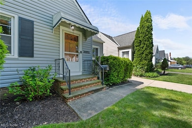 Entrance to property with a yard