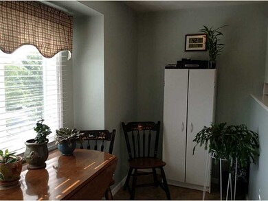 Kitchen. BREAKFEAST AREA