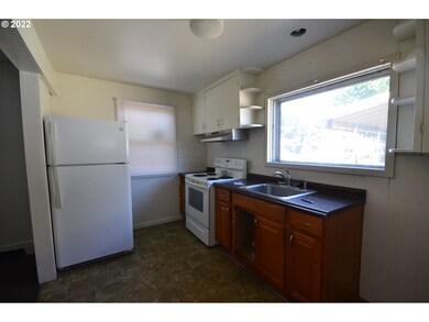 509 W 10th St, the Dalles, OR 97058 - photo 3