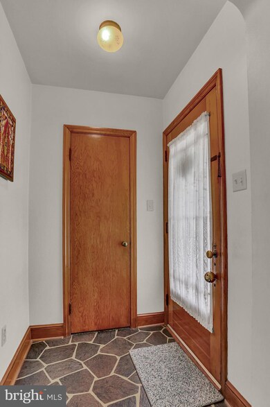 48 E Myrtle St, Littlestown, PA 17340 - photo 3