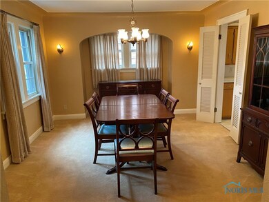 LARGE DINING ROOM WITH RECESSED AREA FOR THE CHINA