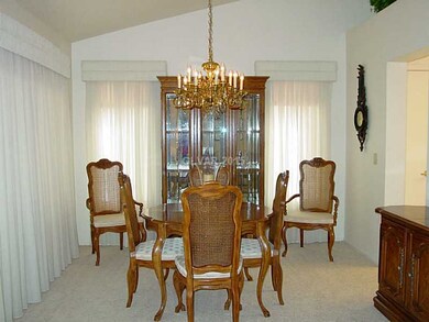 Dining Room. Lighted hutch, Dinning table has 6 ch