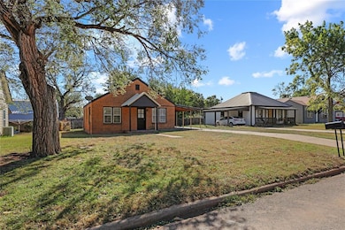 514 W Tom Stafford St, Weatherford, OK 73096 - photo 3