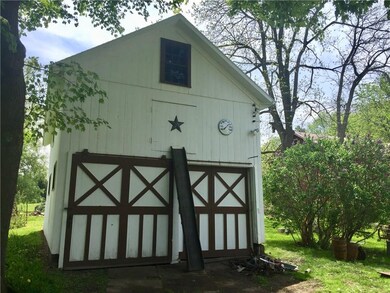 Great barn for storage or a workshop, thats an aut