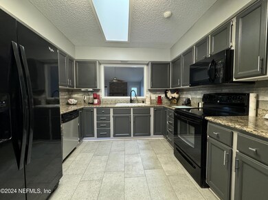 5561 Mariners Cove Dr, Jacksonville, FL 32210 - photo 3