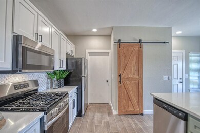 Kitchen featuring tasteful backsplash, white cabin