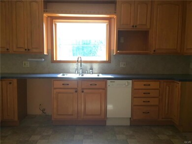 Kitchen w/garden window