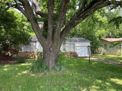 1305 Lynn St, Bonham, TX 75418 - photo 2
