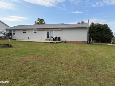 113 Ridgefield Dr, Dandridge, TN 37725 - photo 2