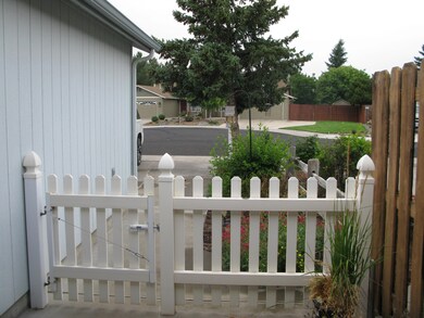 3613 SW Bobby Jones Ct, Redmond, OR 97756 - photo 5