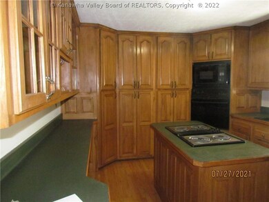 Kitchen w/nice cabinets