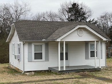 300 Kingwood Ave, Shelbyville, TN 37160 - photo 2