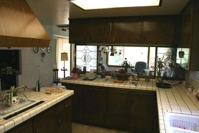 PLENTY OF ROOM FOR THE CHEF'S HELPERS HERE!