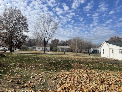 520 N Ault St, Moberly, MO 65270 - photo 2