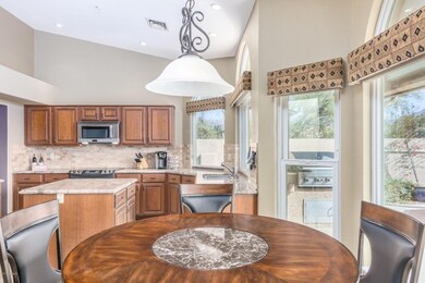 Kitchen & breakfast