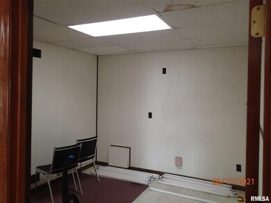 607 Keokuk St, Lincoln, IL 62656 - photo 3