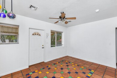 516 E Elm St