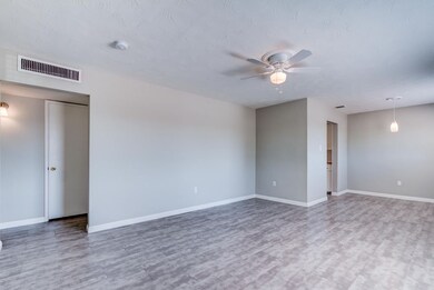 1112 W 10th St-7