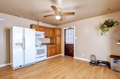 7508_E_Belleview - Kitchen with new rang
