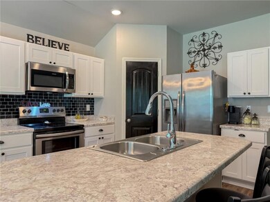 Kitchen Photo 2