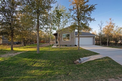 104 Kipapa Ct, Bastrop, TX 78602 - photo 2