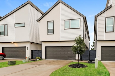 345 N Centro Cir, Shenandoah, TX 77385 - photo 2