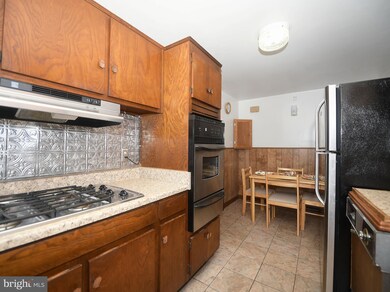 1038 Foxwood Ln, Essex, MD 21221 - photo 4