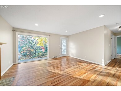 Living Room/Entrance