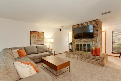 441 Holiday Hill Cir E, Jacksonville, FL 32216 - photo 6