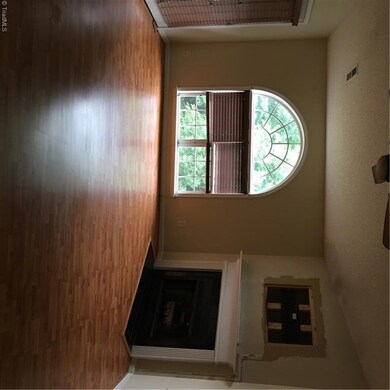 Den w/Fplace Laminate floors