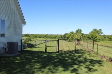 404 S Prairie Ln, Raymore, MO 64083 - photo 6