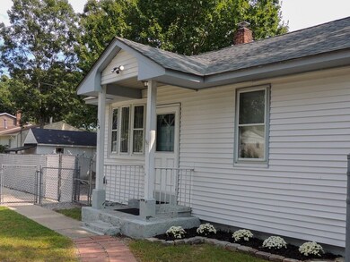 524 Lake Shore Dr, Warwick, RI 02889 - photo 2