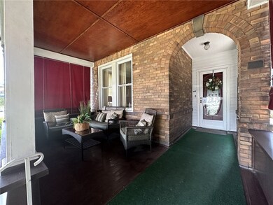 Covered Front Porch!
