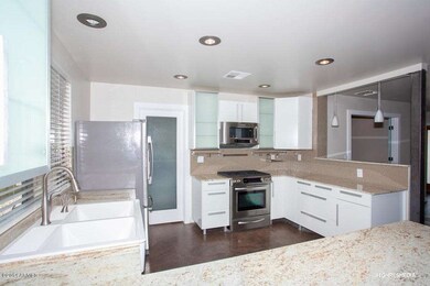 Kitchen - plenty of counter space!