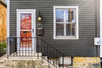 [004] 201 E Whittier St, Columb