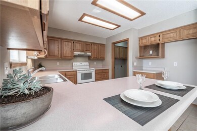 Plenty of counterspace in this kitchen!