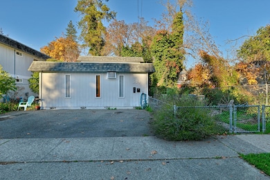 524 NW C St, Grants Pass, OR 97526 - photo 2