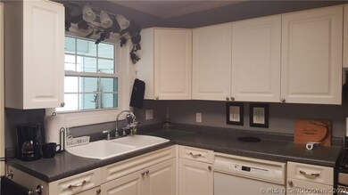 522 Locust Ave, Eufaula, OK 74432 - photo 2