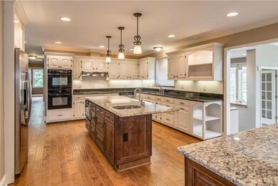 This 19x16 kitchen features, hardwood floors, 