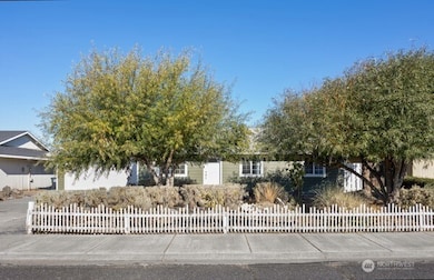 1001 E Hayden Dr, Moses Lake, WA 98837 - photo 2