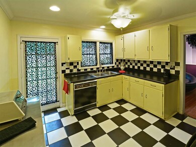 Who doesn't love a black and white kitchen!!